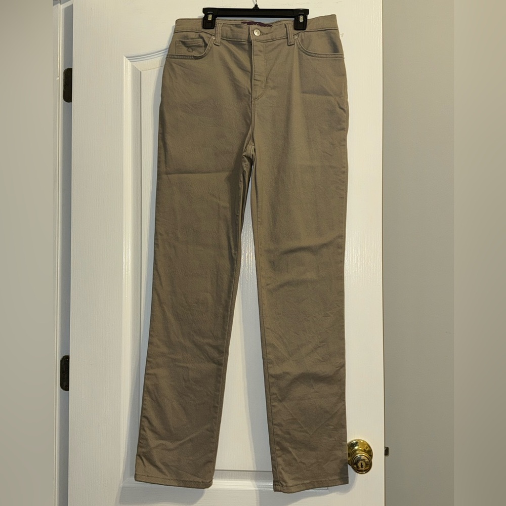 Gloria Vanderbilt Amanda Straight Leg Women's size 8 Tan Beige Denim Jeans